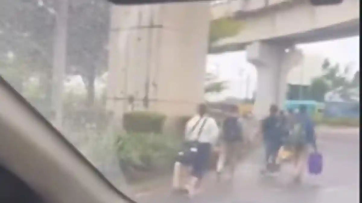 Buntut Macet Parah di Tanjung Api-api, Viral Warga Turun di Jalan Bawa Koper Jalan Kaki ke Bandara 