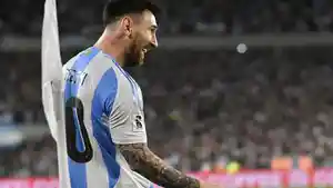 Messi-bahagia-hattrick.jpg
