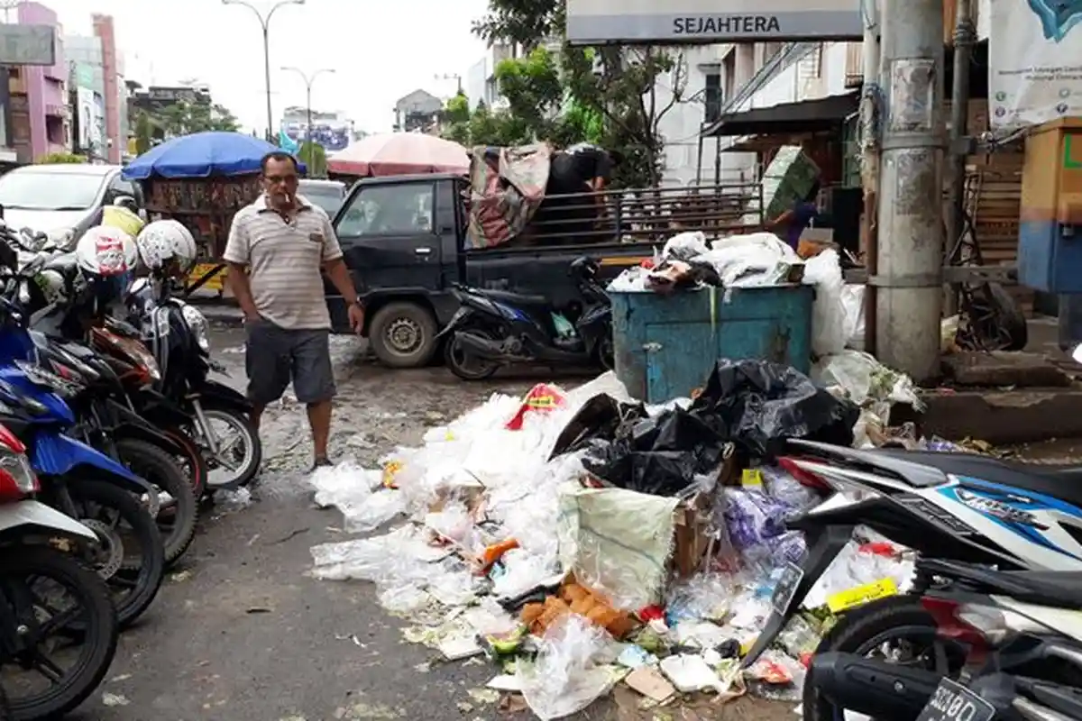 Warga Prabumulih Keluhkan Sampah Menumpuk yang Mengganggu Pemandangan Kota