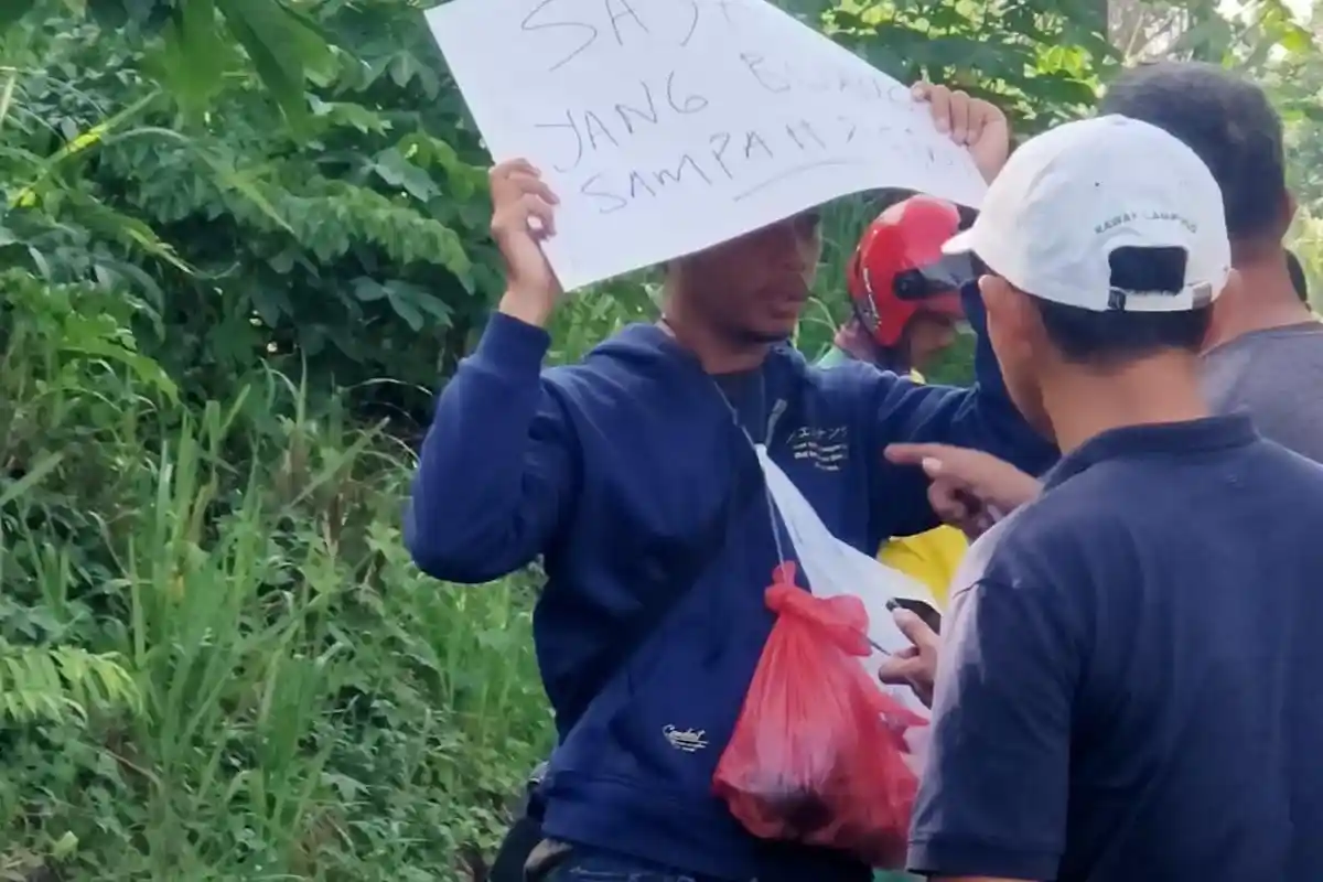 Pria Bandar Lampung Minta Maaf Usai Dipergoki Buang Sampah Sembarangan di Pesawaran