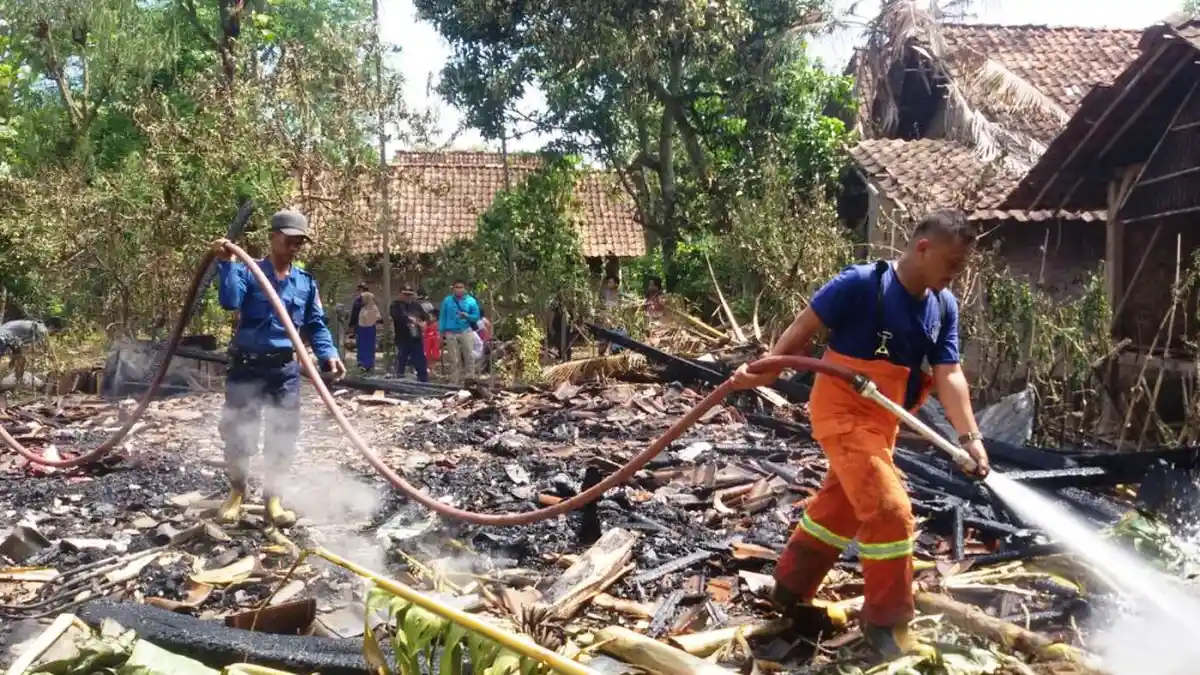 Kebakaran Siang Bolong di Kendal, Rumah Jati Seisinya Hangus