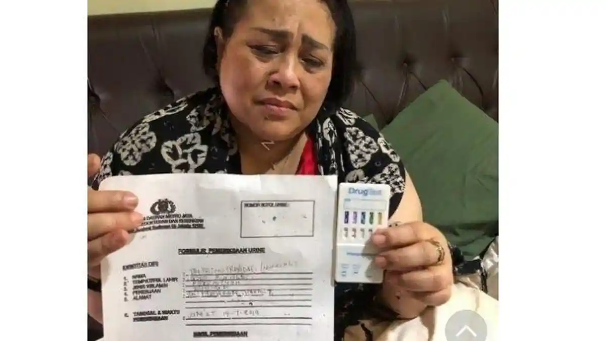Wajah Murung Nunung saat Hasil Tes Urine Nyatakan Dirinya Positif Gunakan Narkoba