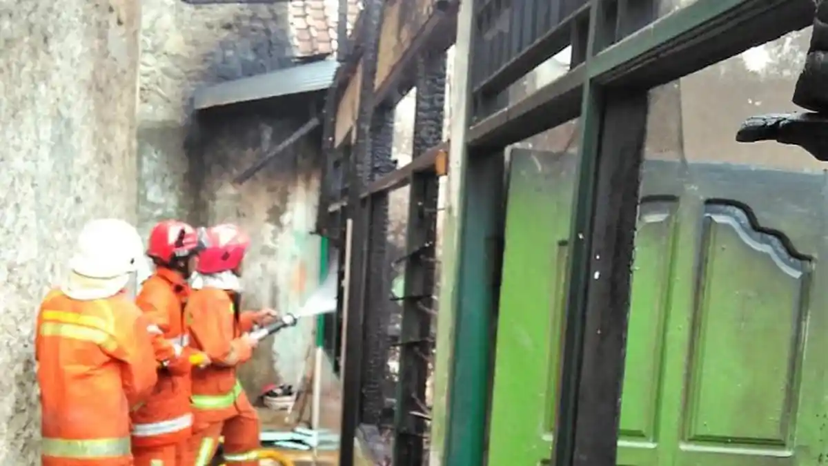 Rumah di Ciracas Hangus Terbakar, Diduga Akibat Korsleting Listrik