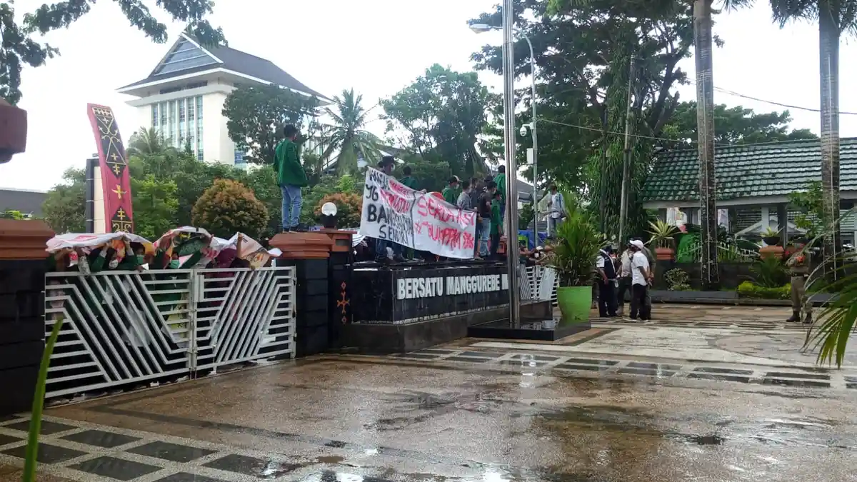 Tolak PPKM Mikro, Puluhan REMAS Kampus IAIN Demo di Balai Kota Ambon