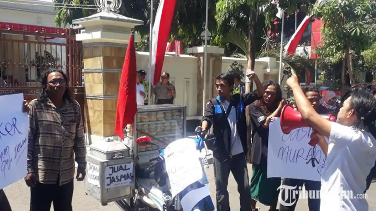 Diduga Ada Potongan Dana Jasmas, LSM Gresik Unjuk Rasa di Gedung DPRD Mendesak Anggaran Itu Dihapus