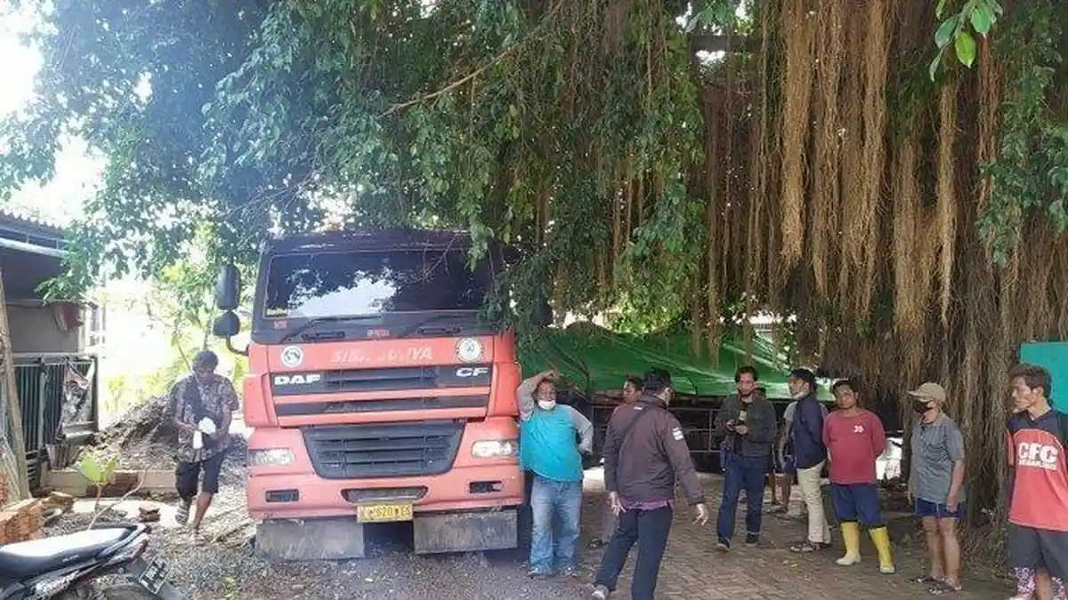 MALAM Jumat Kliwon, Slamet Baru Sadar, Truk 53 Ton Masuk Jalan Kampung: Tabrak Pasutri hingga Tewas