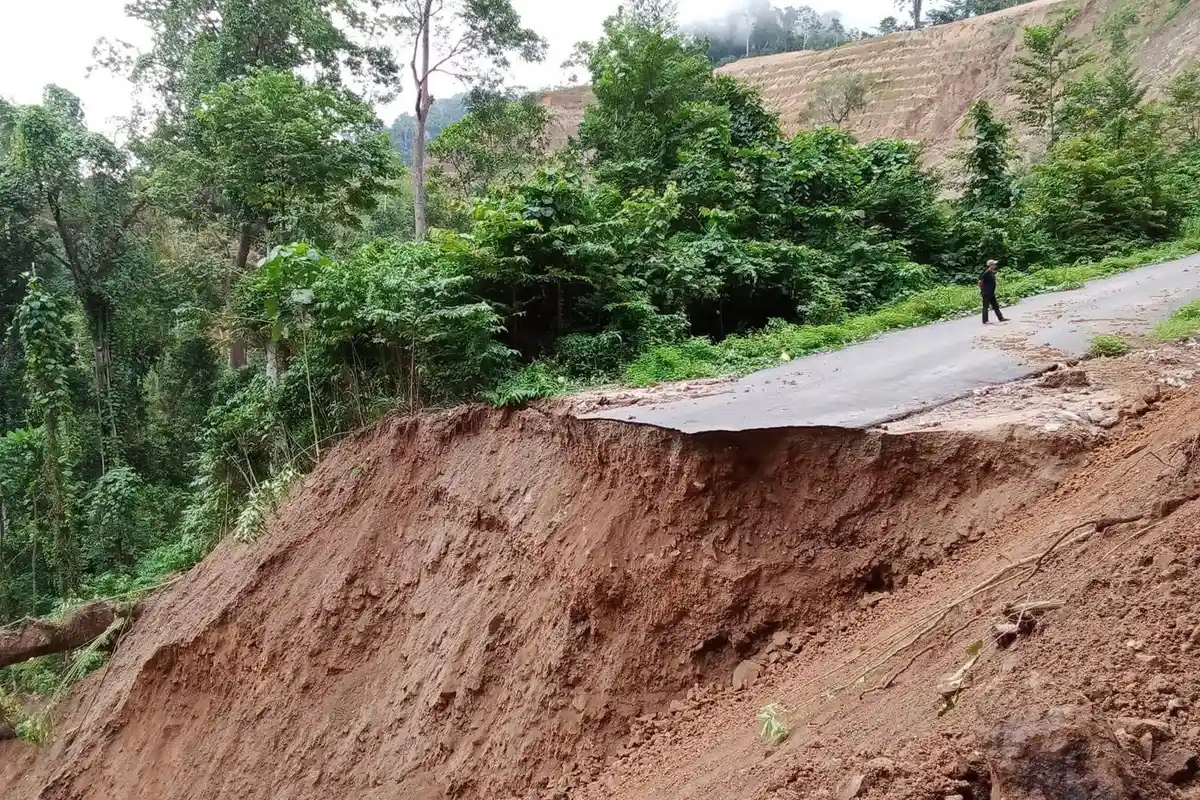 Kondisi Jalan Trans Papua Barat Rusak Berat, Warga Desak Pemda Segara Perbaiki
