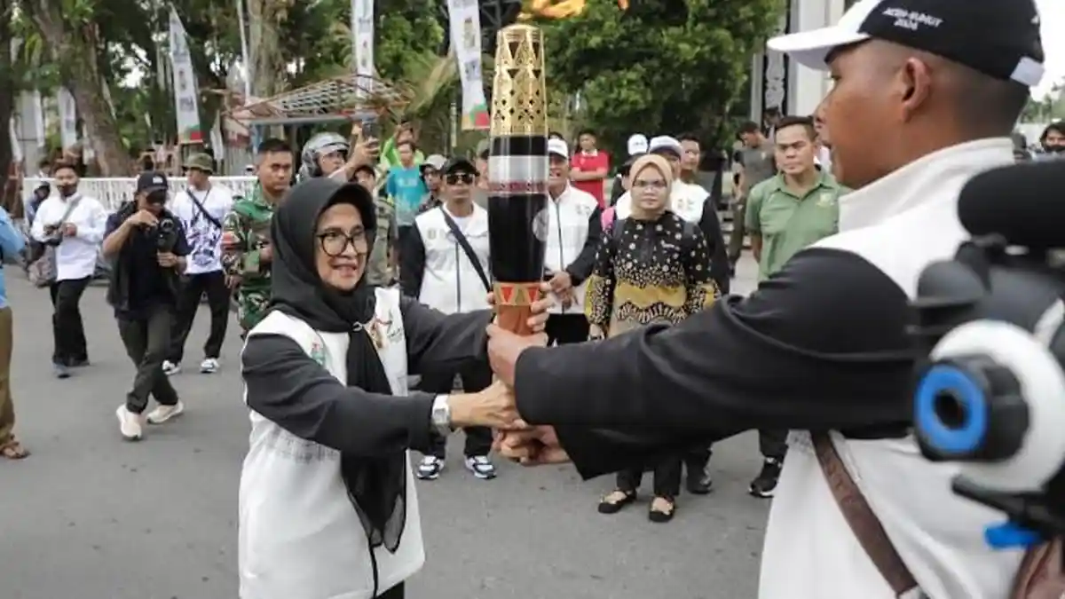 Wali Kota Susanti Terima Api Obor PON XXI saat Kontingen Singgah di Siantar