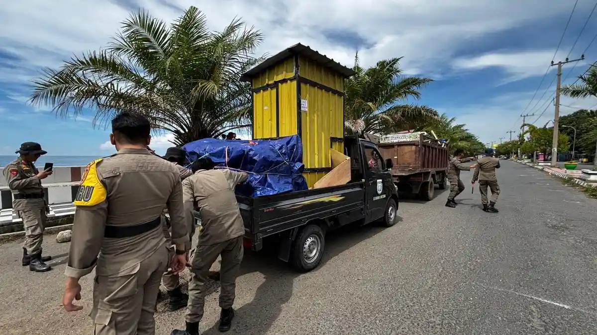 Lapak Pedagang di Kawasan Pantai Polman Diangkut Petugas Satpol PP dan ...