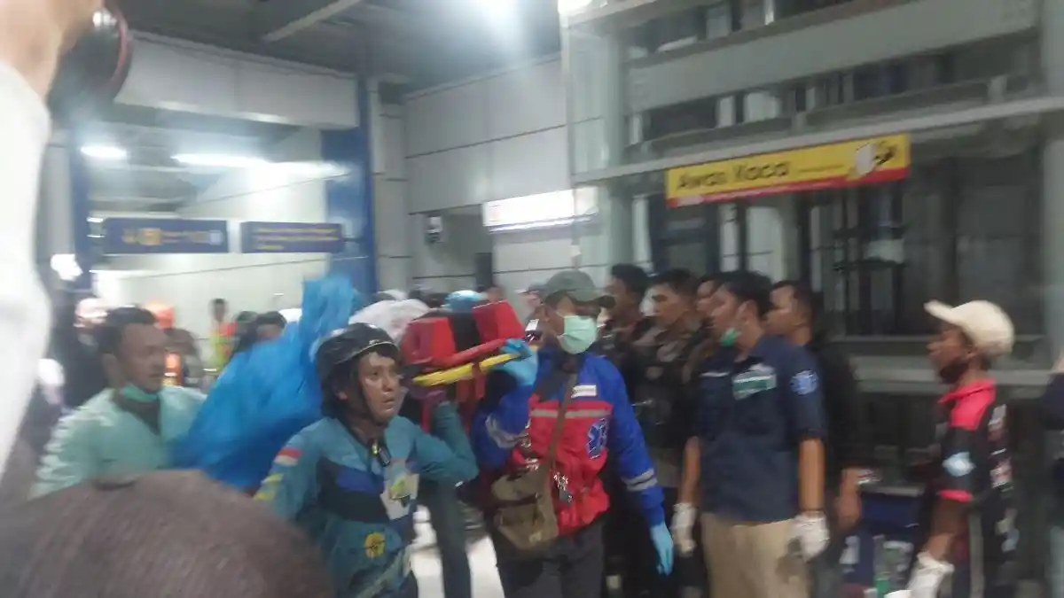 KRL Dihantam KA Argo Bromo Anggrek: Gerbong Penumpang Wanita Hancur