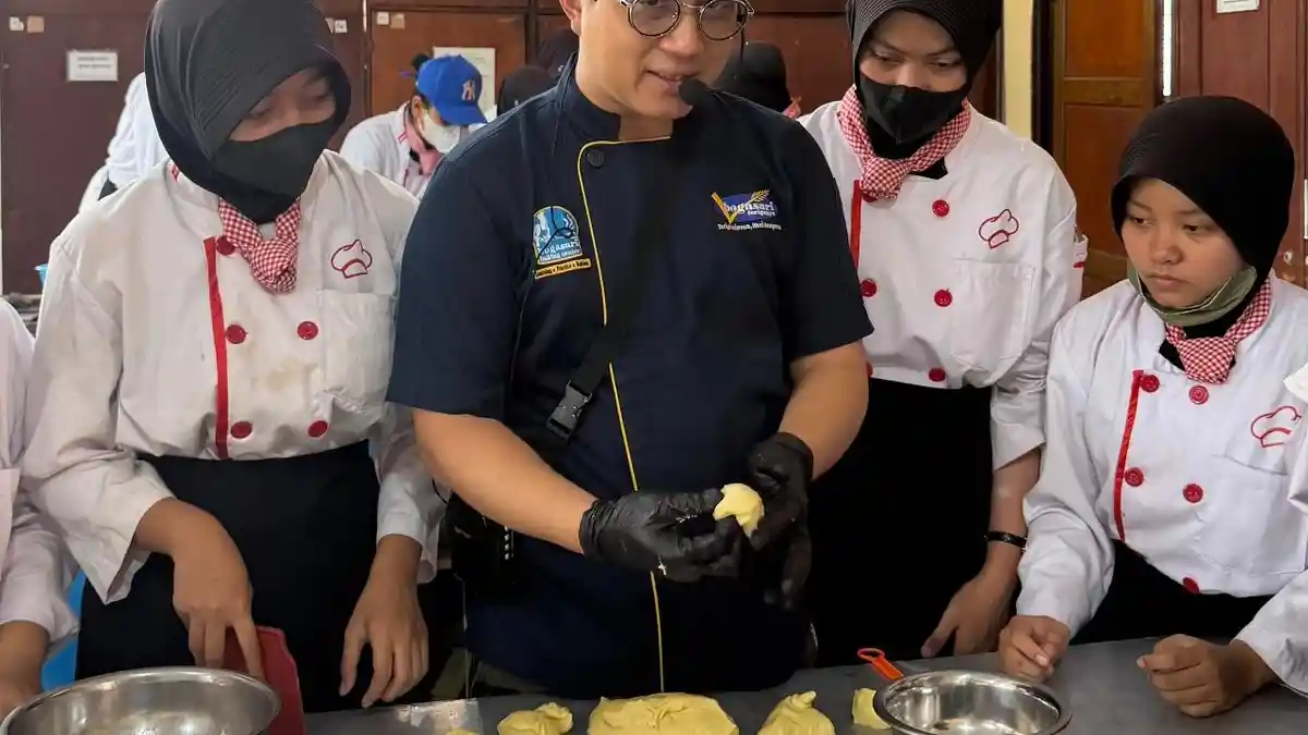 Cetak Pengusaha Muda, Bogasari Latih Siswa SMKN 3 Kediri Bikin Roti Standar Industri
