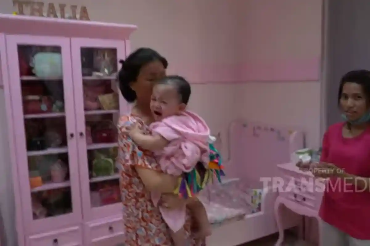 Perlakuan Sarwendah ke Pembantunya Saat Tenangkan Tangisan Thania yang Jatuh dari Box Jadi Sorotan