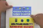 Penempelan Stiker di Rumah Warga yang Sudah Divaksin