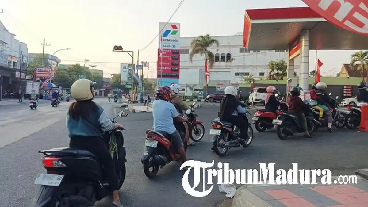 Antrean Pertalite di Sejumlah SPBU Jember Mengular, Pertamina Pastikan Stok Aman