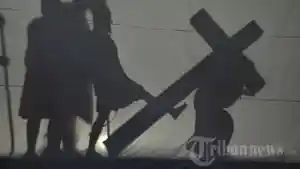 Siluet-drama-kisah-sengsara-Yesus-di-Gereja-St-Vincentius-A-Paulo-Jumat-1942019.jpg