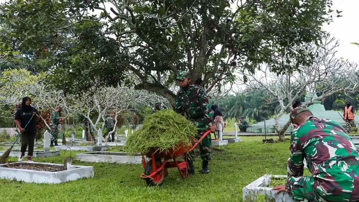 TNI Bersihkan Taman Makam Pahlawan      