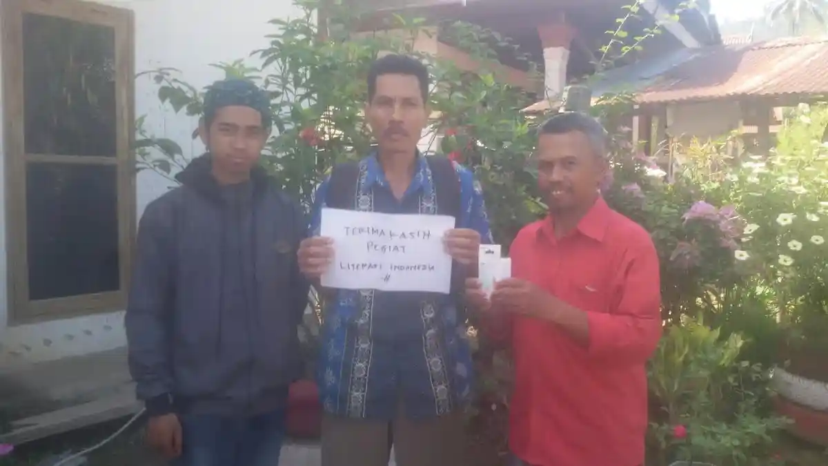 Kemensos Beri Bantuan Alat Pendengar ke Guru SDN Terpencil di Sinjai