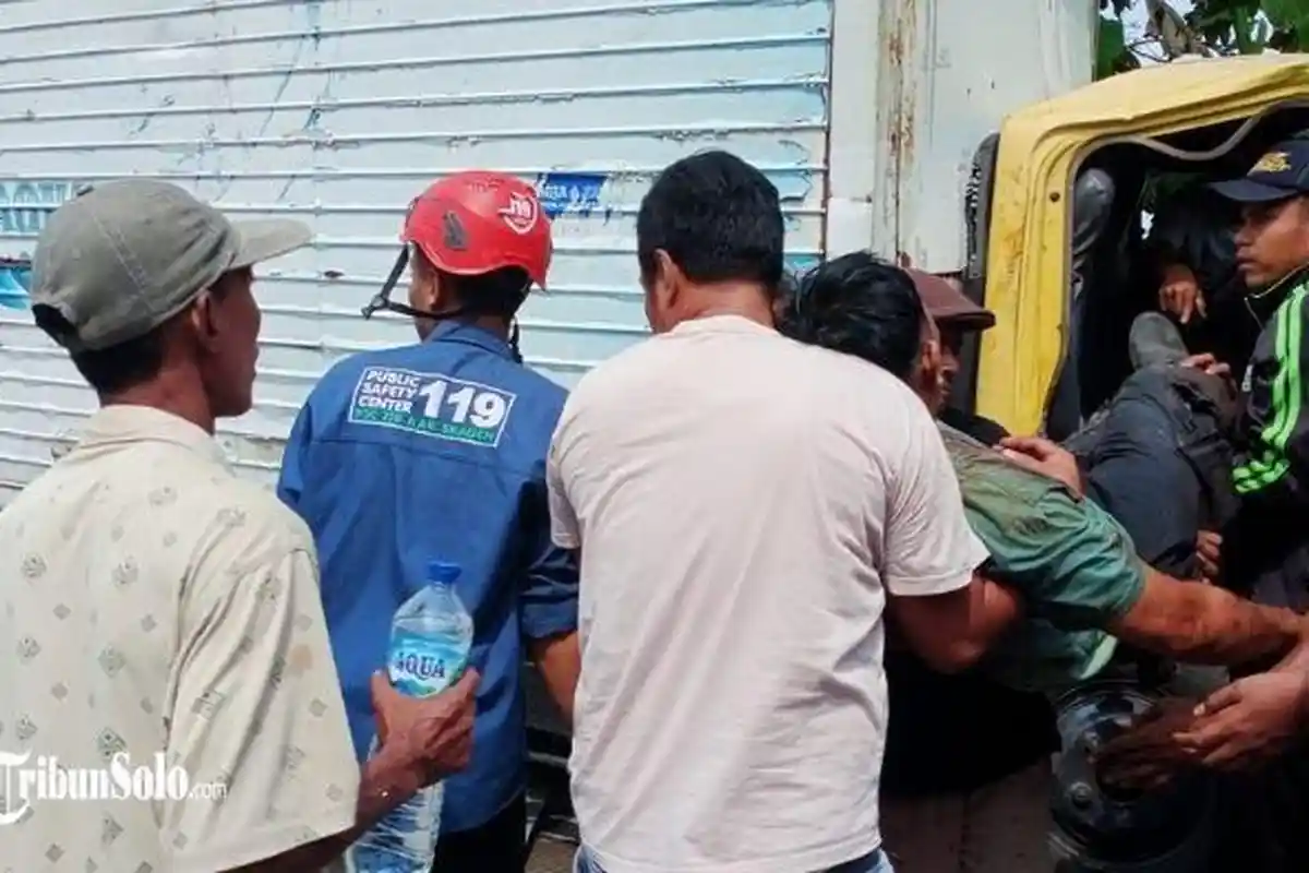 2 Truk Kecelakaan Adu Banteng di Tanon Sragen, Sopir Terjepit