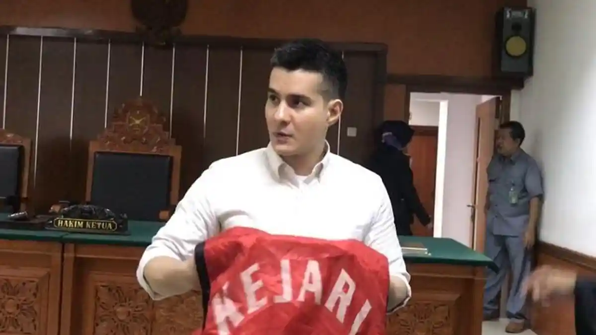 BREAKING NEWS - Steve Emmanuel Divonis 9 Tahun Penjara atas Kasus Narkoba