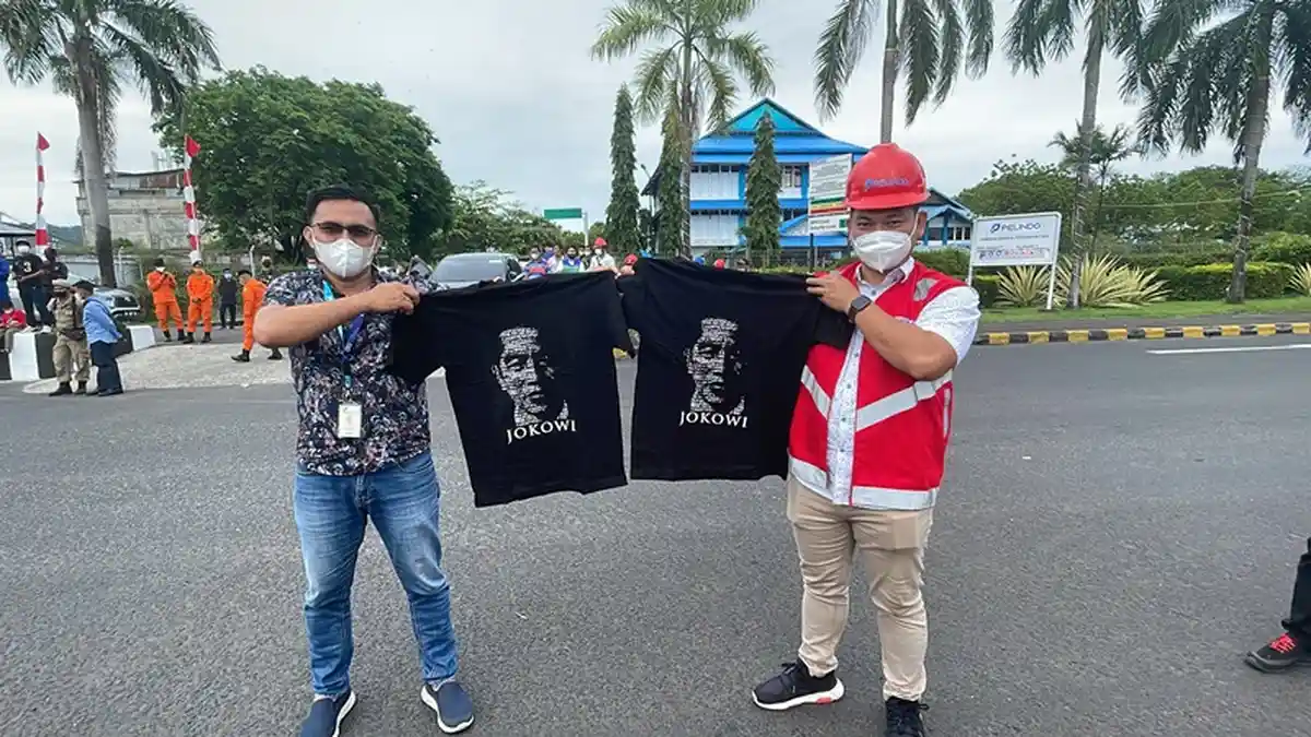 Dua Warga Bitung Ini Senang Dapat Kaus Langsung dari Presiden RI Joko Widodo