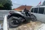 DIEVAKUASI-Motor-yang-terlibat-kecelakaan-di-Jalan-Mr-Wurjanto.jpg