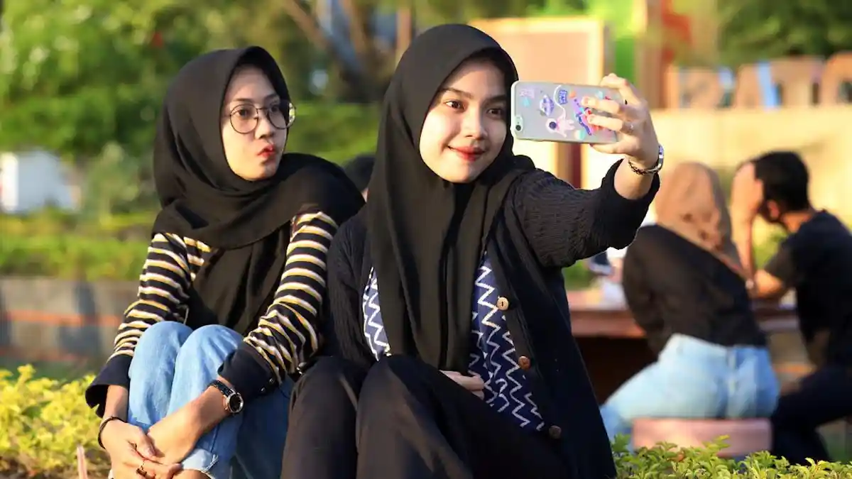 Foto Drone: Keindahan Taman Mattirotasi Parepare saat Sore Hari - sejumlah-warga-bersantai-sambil-menikmati-nuansa-sore-di-taman-mattirotasi-4.jpg