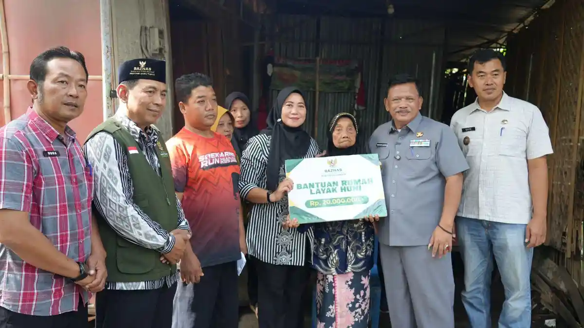Momentum Ramadan, Bupati Nganjuk dan Baznas Serahkan Bantuan RTLH ...