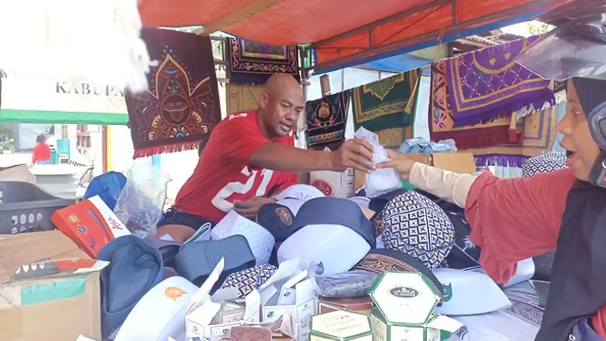 Pria di Ende, Berjualan Pada Bulan Ramadhan, Omzet Per Bulan Rp 50 Juta