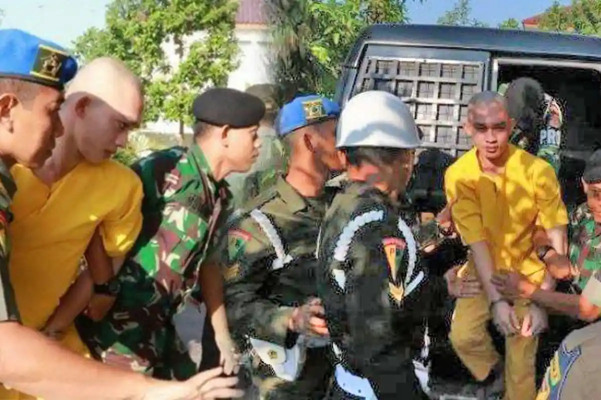 Suara Teriakan Terdengar Saat Prada Deri Permana Tiba di Pengadilan Militer, Dia Dikawal Ketat