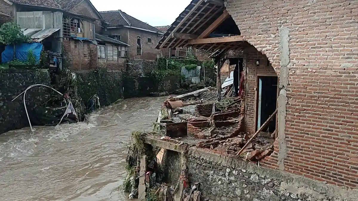 Camat Talang Padang Sebut Satu Rumah Terbakar Akibat Banjir