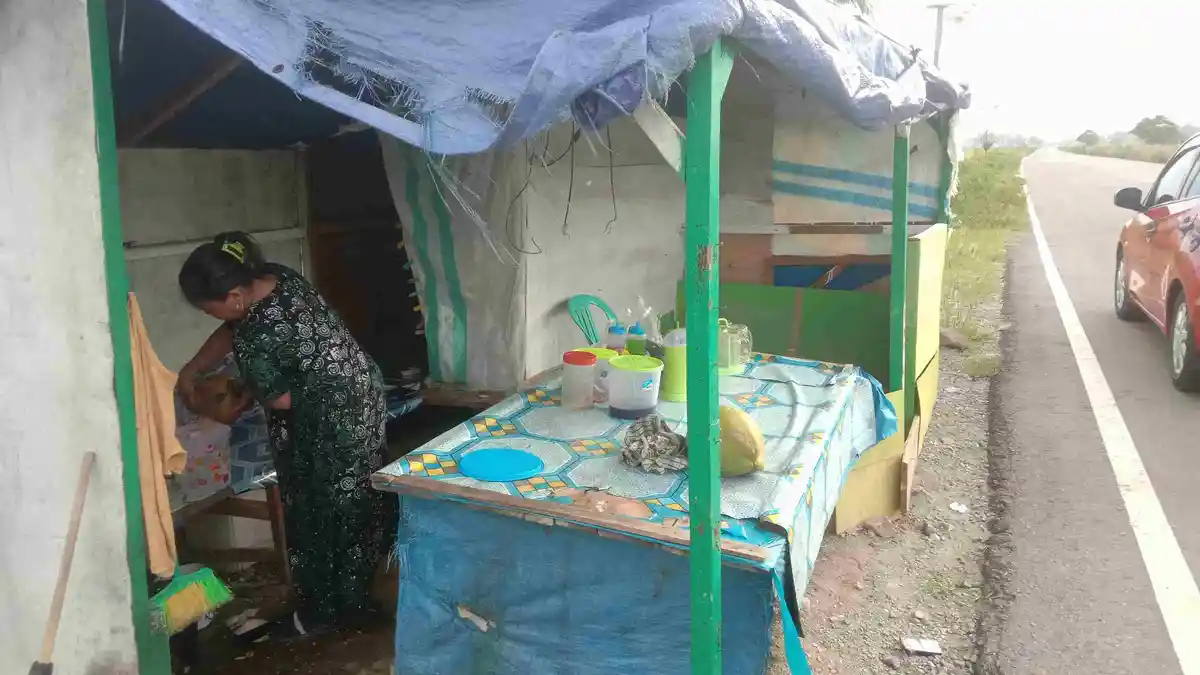 Cerita Asna Penjual Es Kelapa Muda di Gorontalo Utara, Mampu Sekolahkan Anaknya hingga Sarjana