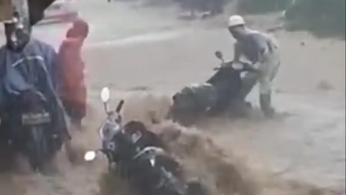 Banjir Bandang di Jalan Wonosobo-Dieng, Dua Motor Hampir Terseret Terekam Video Warga