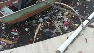 MBW-II-Sampah-bertaburan-di-pinggir-pantai-Malalayang-Beach-Walk-IILO0.jpg