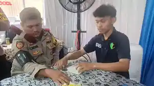 Dokkes-cek-tekanan-darah-beri-vitamin-ke-polisi-bertugas-di-Pos-Pelayanan-Ancol.jpg