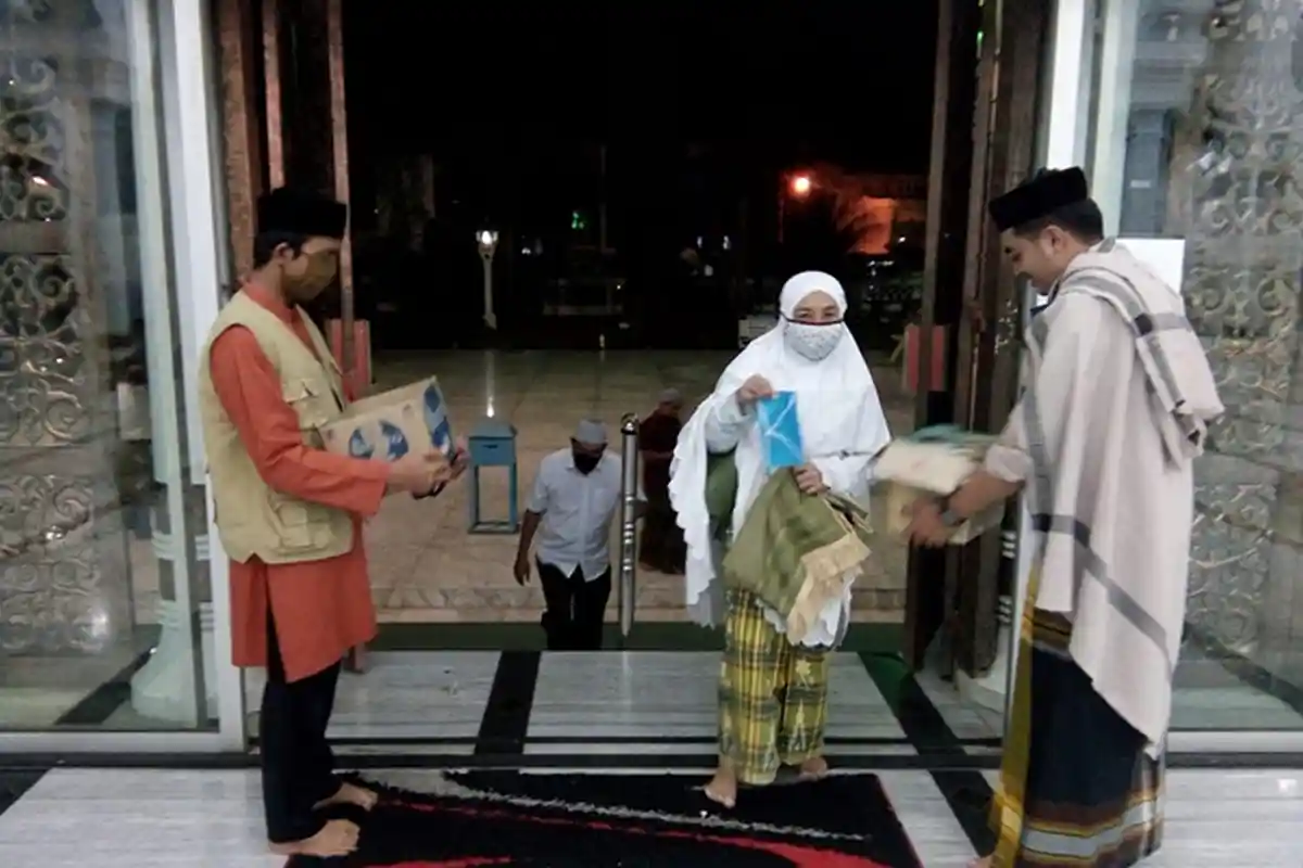 Sahkah Salat Sambil Menggunakan Masker? Simak Penjelasan Buya Yahya