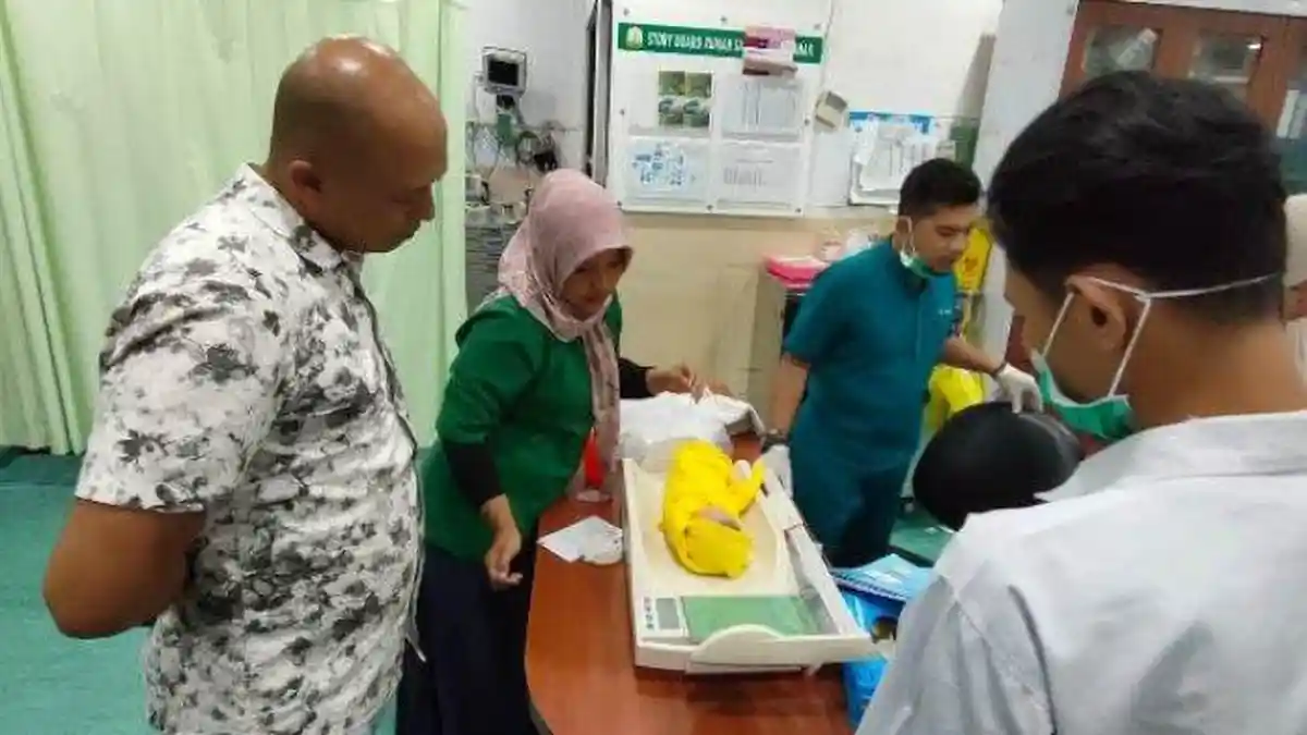 Warga Lam Ara Temukan Bayi di Depan Rumah Kepala Dusun, Dibuang Malam Hari