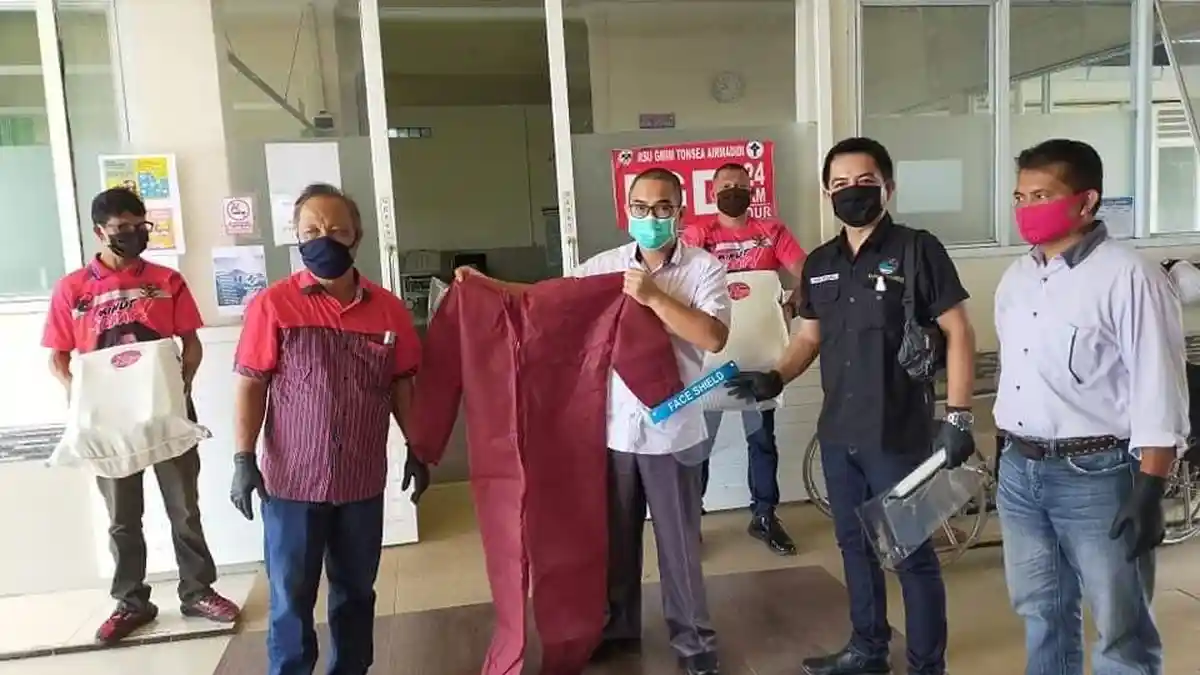 Joune Ganda Salurkan 150 APD di Rumah Sakit dan TNI/Polri di Minut