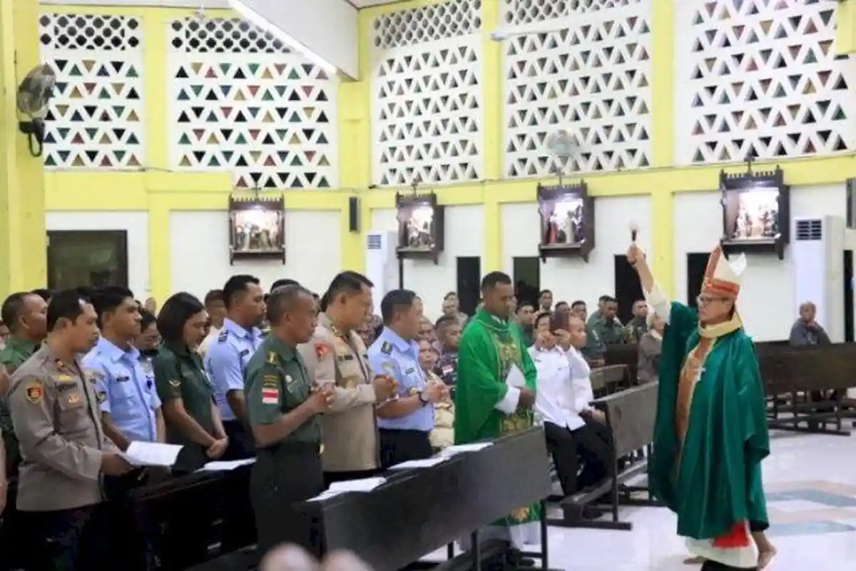 Kardinal Ignatius Suharyo Lantik Pengurus OCI Lingkup TNI dan POLRI Wilayah Keuskupan Agung Kupang 