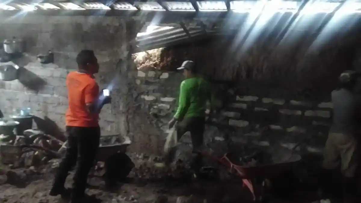 Tanah Longsor di Jatiyoso Karanganyar Timpa Tembok Rumah Warga hingga Ambrol