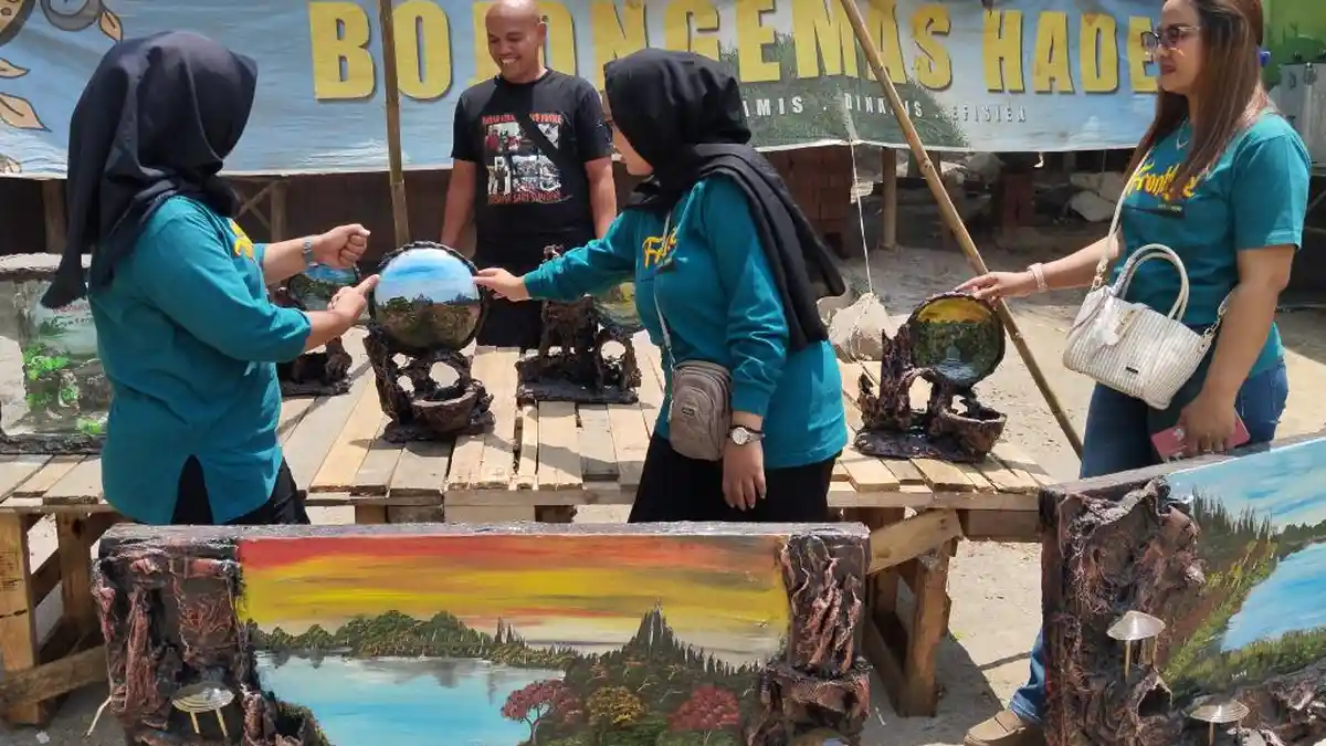 Ketika Sampah Disulap Jadi Karya-karya Bernilai Tinggi di Kampung Bojong Emas Kabupaten Bandung