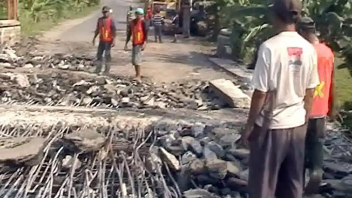 Jalintim Ditutup, Jembatan Way Kelelah Ambrol Tak Bisa Dilalui