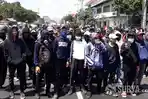 ratusan-siswa-sekolah-menengah-kejuruan-smk-di-surabaya-turut-serta-turun-ke-jalan.jpg