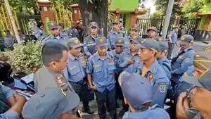 Puluhan-anggota-satuan-tugas-Linmas-geruduk-kantor-wali-kota-bekasi.jpg