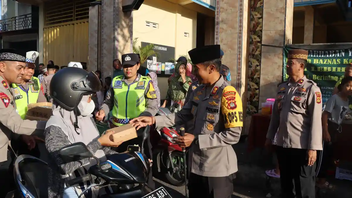 Berbagi Kebahagiaan, Polres Karangasem Bagikan 150 Takjil di Bulan Ramadhan
