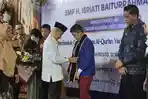 20260531_KH-Ahmad-Daroji-memberikan-penghargaan-M-Arkananta-Abdusalam-TKA-tertinggi_1.jpg