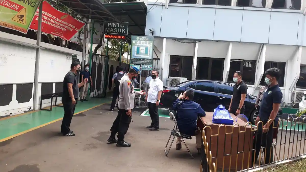 Penjagaan Ketat Polisi di PN Jaksel Selama Sidang Praperadilan Rizieq Shihab, Begini Situasinya - pengamanan-di-pn-jaksel-2.jpg