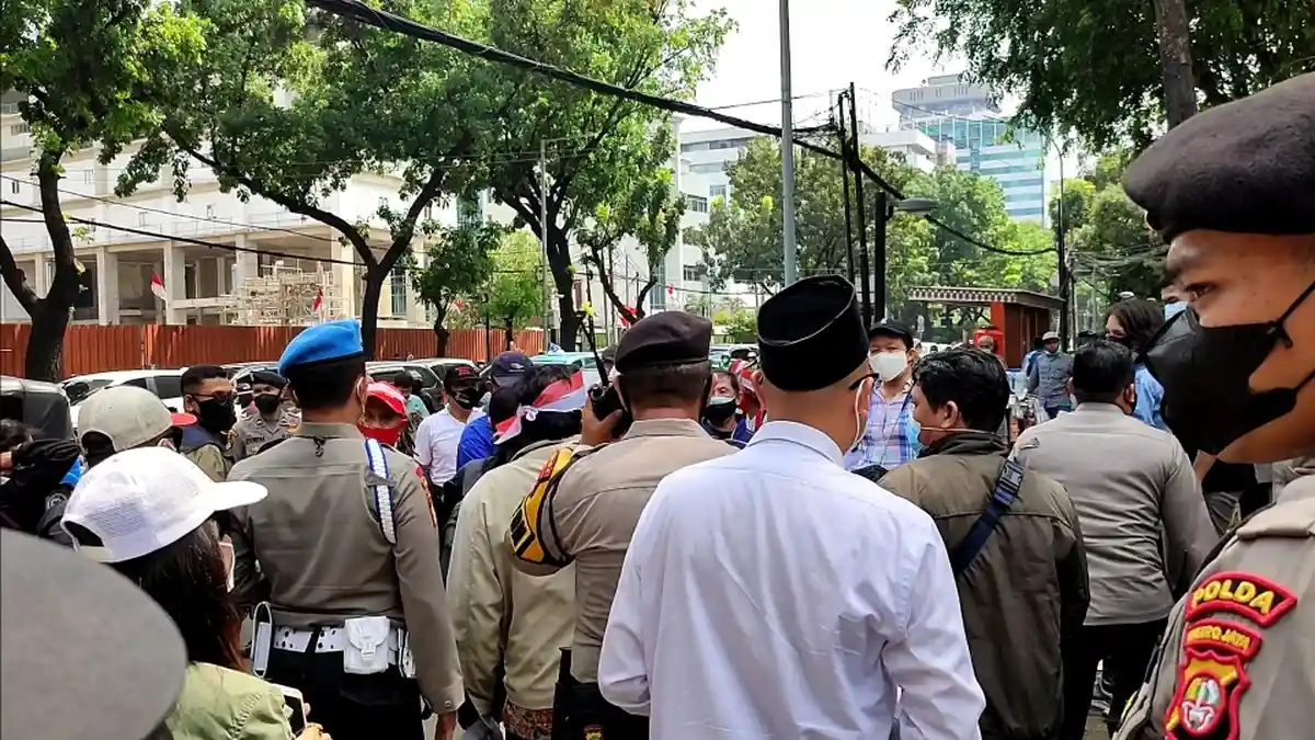 Massa Geruduk Gedung DPRD DKI Jakarta Tolak Formula E, Aparat Sigap Bubarkan Kerumunan