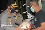 kapolres-pamekasan-akbp-apip-ginanjar-saat-menyerahkan-bansos-beras-ke-warga.jpg