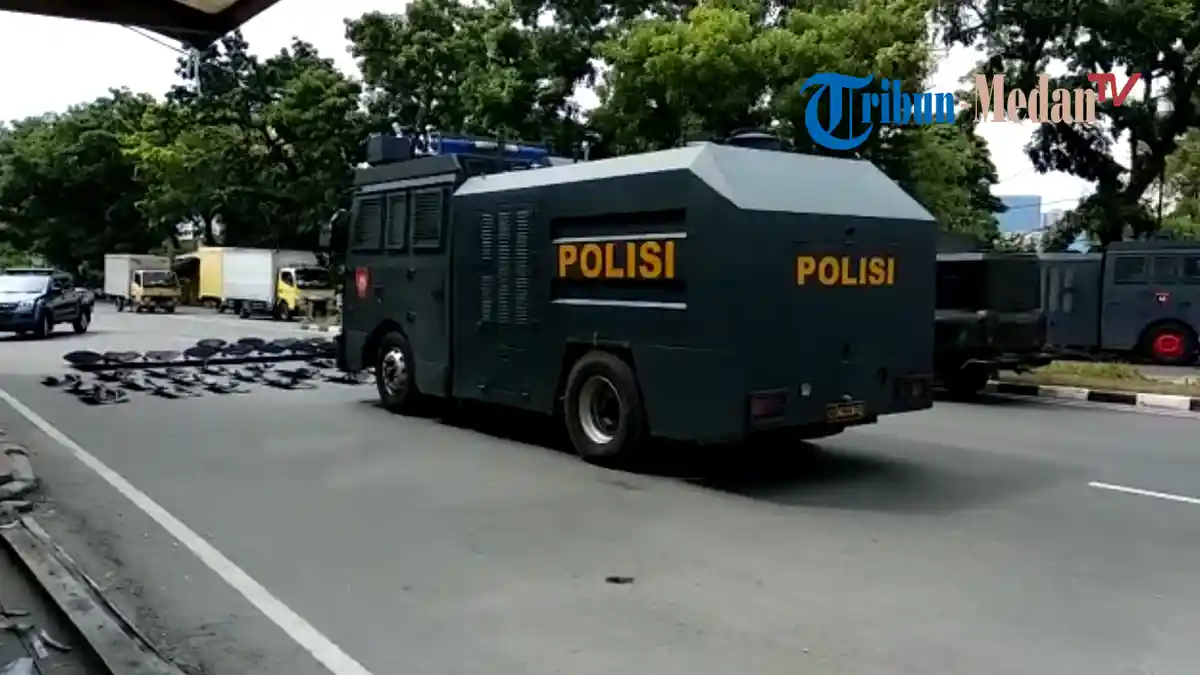 VIDEO TERKINI: Pengamanan Super Ketat Bawaslu Sumut, Tameng- Pentungan Polisi 'Dibariskan' di Aspal