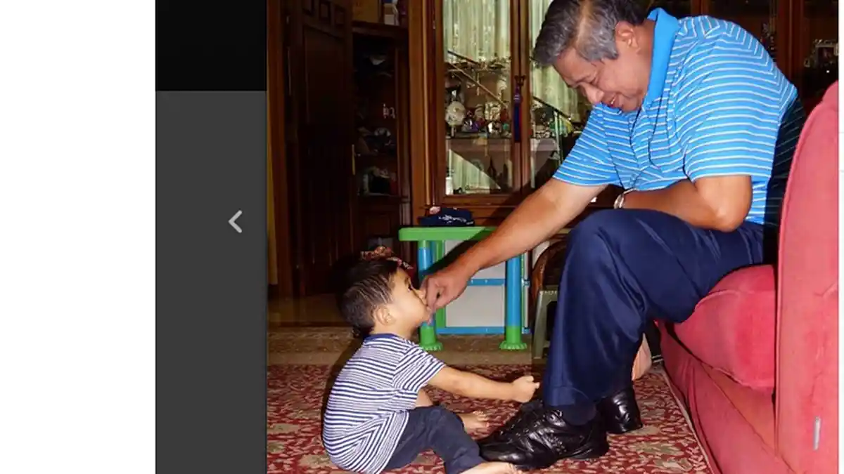 Cucu SBY Bantu Eyang Kakung Pakai Sepatu